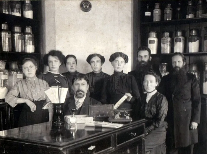 Работники Нолинской аптеки, 1910 год.