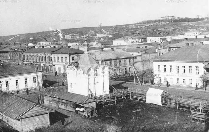 Александровская часовня. Вид с колокольни Успенской церкви