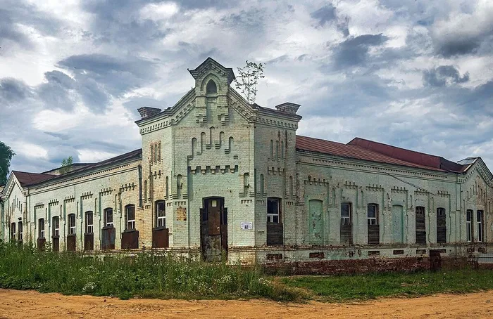 Здание_бывшей_табачной_фабрики,_где_работал_Ф.Э_Дзержинский,_Нолинск